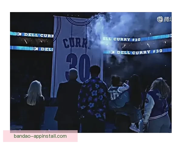 库里晒图致敬父亲球衣退役开创者的球衣永远悬挂球馆穹顶